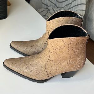 ARTEMIS Booties Ankle Tan Textured Heel 2” Size 37